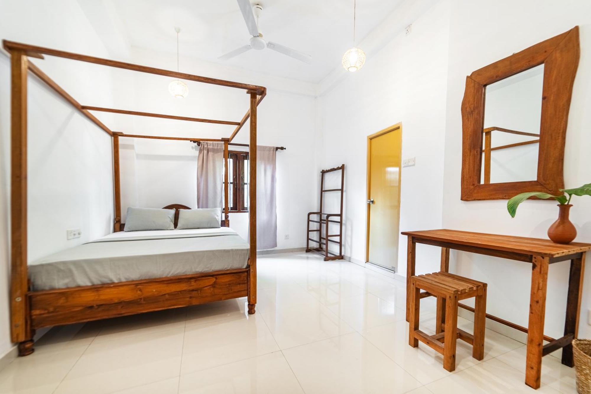 Drifter - Rooms & Food Midigama Exterior photo